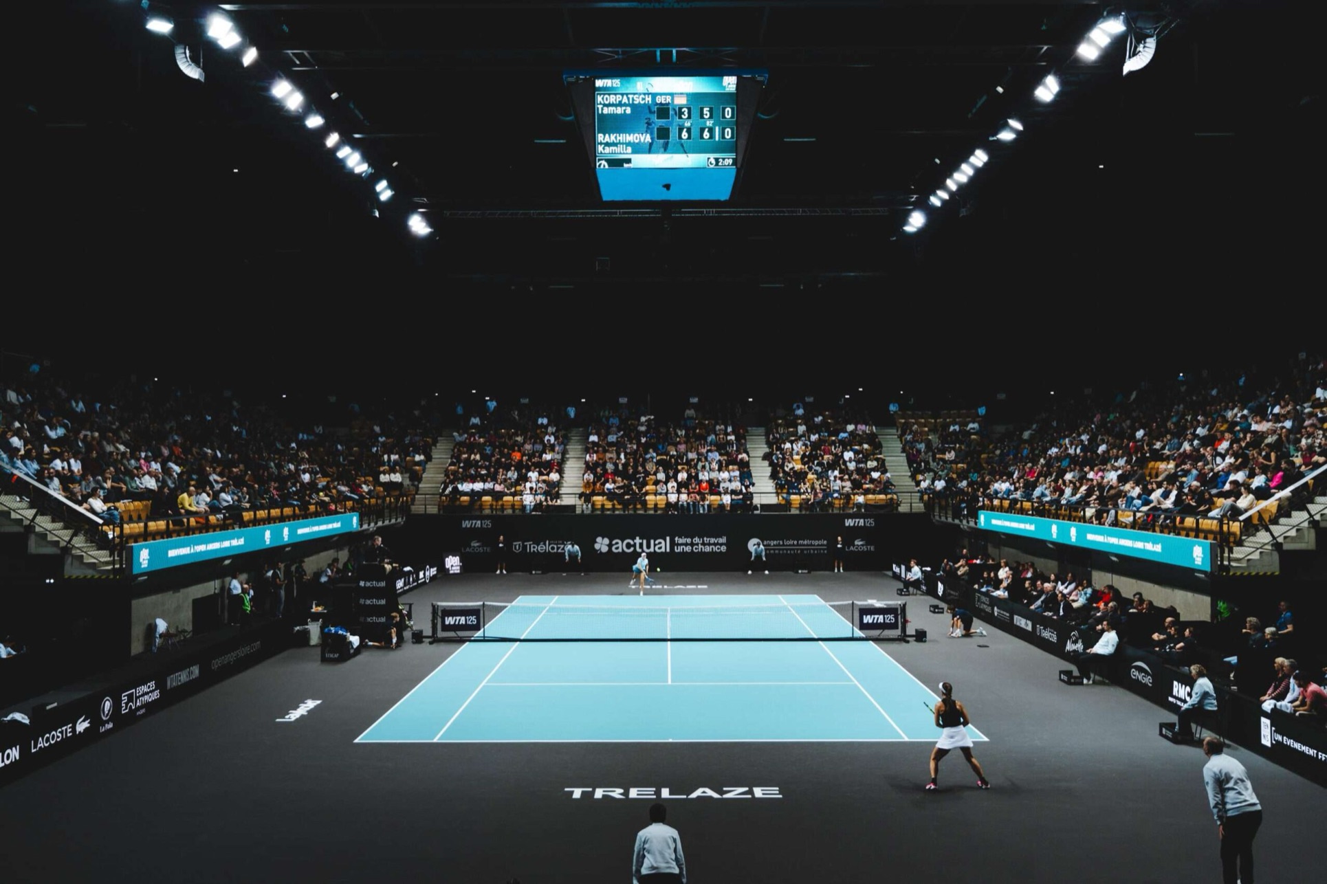 Vue du court central de l'Open Angers Loire pendant un match, tribunes garnies